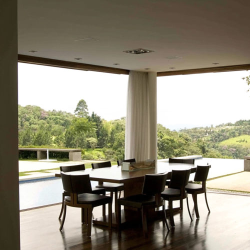 Casa contemporânea construída no condomínio Aldeia da Serra em Barueri, São Paulo. Projeto executado por Manhattan Gerenciamento de Obras