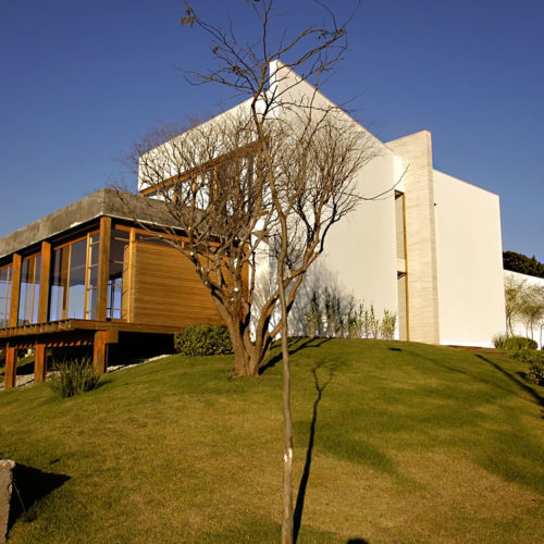 Casa contemporânea construída no condomínio Aldeia da Serra em Barueri, São Paulo. Projeto executado por Manhattan Gerenciamento de Obras