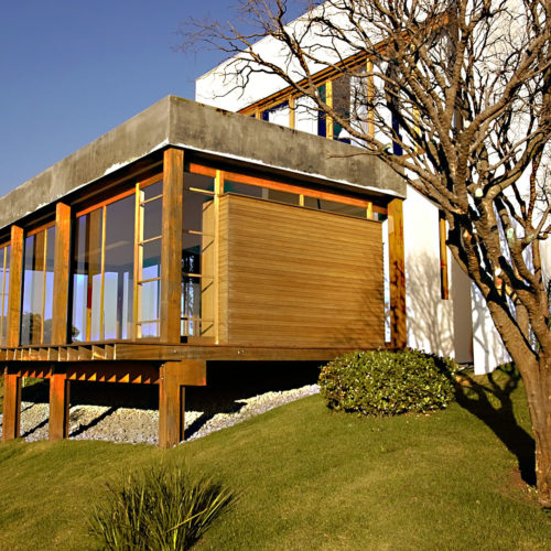 Casa contemporânea construída no condomínio Aldeia da Serra em Barueri, São Paulo. Projeto executado por Manhattan Gerenciamento de Obras