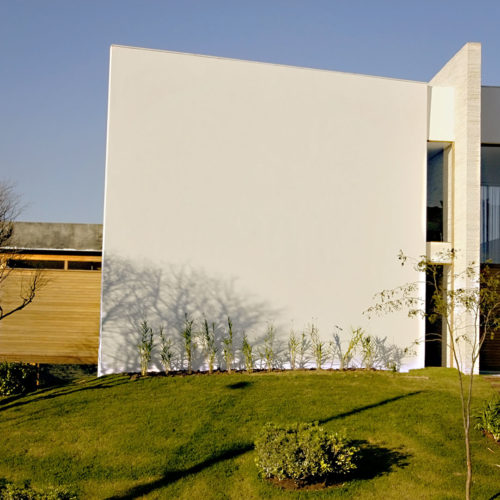 Casa contemporânea construída no condomínio Aldeia da Serra em Barueri, São Paulo. Projeto executado por Manhattan Gerenciamento de Obras