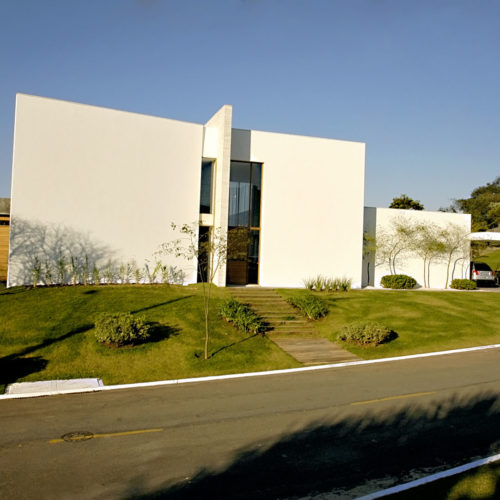 Casa contemporânea construída no condomínio Aldeia da Serra em Barueri, São Paulo. Projeto executado por Manhattan Gerenciamento de Obras