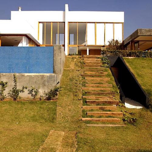 Casa contemporânea construída no condomínio Aldeia da Serra em Barueri, São Paulo. Projeto executado por Manhattan Gerenciamento de Obras