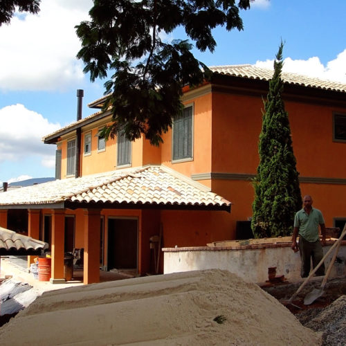 Casa estilo colonial, Colônia de Luz no condomínio Jardim das Palmeiras em Bragança Paulista, São Paulo. Projeto executado por Manhattan Gerenciamento de Obras.