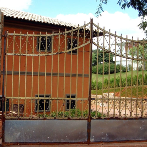 Casa estilo colonial, Colônia de Luz no condomínio Jardim das Palmeiras em Bragança Paulista, São Paulo. Projeto executado por Manhattan Gerenciamento de Obras.