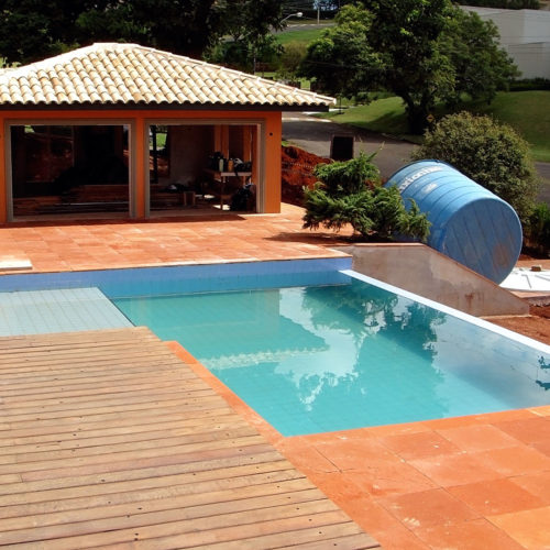 Casa estilo colonial, Colônia de Luz no condomínio Jardim das Palmeiras em Bragança Paulista, São Paulo. Projeto executado por Manhattan Gerenciamento de Obras.