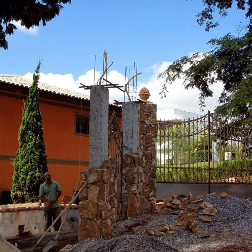 Casa estilo colonial, Colônia de Luz no condomínio Jardim das Palmeiras em Bragança Paulista, São Paulo. Projeto executado por Manhattan Gerenciamento de Obras.