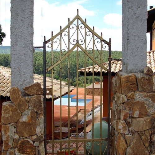 Casa estilo colonial, Colônia de Luz no condomínio Jardim das Palmeiras em Bragança Paulista, São Paulo. Projeto executado por Manhattan Gerenciamento de Obras.