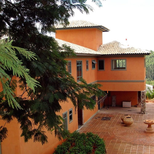 Casa estilo colonial, Colônia de Luz no condomínio Jardim das Palmeiras em Bragança Paulista, São Paulo. Projeto executado por Manhattan Gerenciamento de Obras.