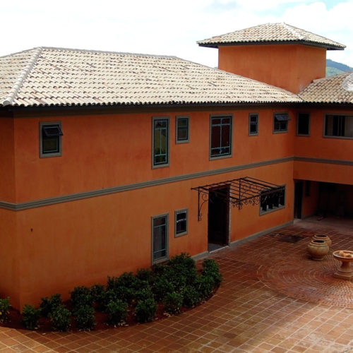 Casa estilo colonial, Colônia de Luz no condomínio Jardim das Palmeiras em Bragança Paulista, São Paulo. Projeto executado por Manhattan Gerenciamento de Obras.