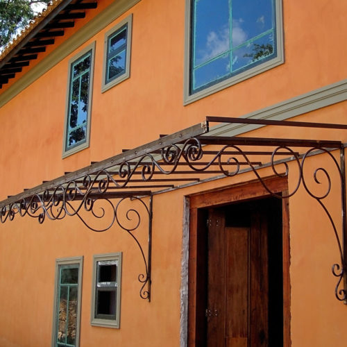 Casa estilo colonial, Colônia de Luz no condomínio Jardim das Palmeiras em Bragança Paulista, São Paulo. Projeto executado por Manhattan Gerenciamento de Obras.