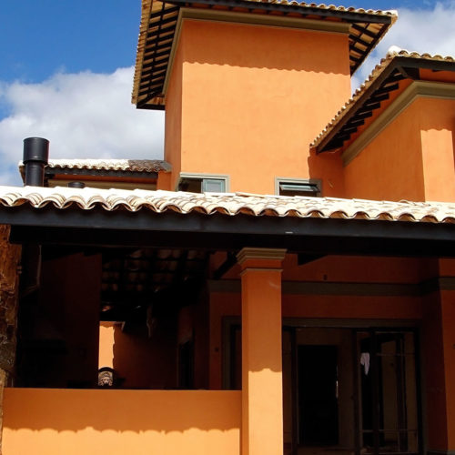 Casa estilo colonial, Colônia de Luz no condomínio Jardim das Palmeiras em Bragança Paulista, São Paulo. Projeto executado por Manhattan Gerenciamento de Obras.