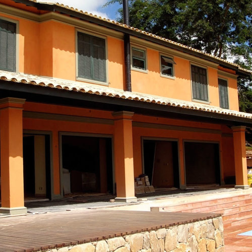 Casa estilo colonial, Colônia de Luz no condomínio Jardim das Palmeiras em Bragança Paulista, São Paulo. Projeto executado por Manhattan Gerenciamento de Obras.