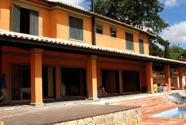 Casa estilo colonial, Colônia de Luz no condomínio Jardim das Palmeiras em Bragança Paulista, São Paulo. Projeto executado por Manhattan Gerenciamento de Obras.