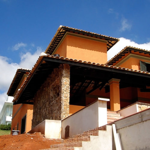 Casa estilo colonial, Colônia de Luz no condomínio Jardim das Palmeiras em Bragança Paulista, São Paulo. Projeto executado por Manhattan Gerenciamento de Obras.