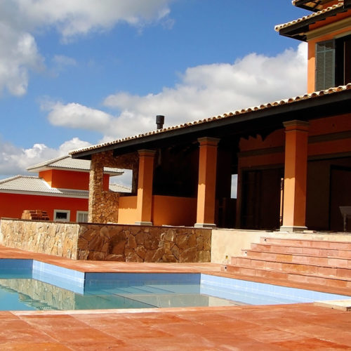 Casa estilo colonial, Colônia de Luz no condomínio Jardim das Palmeiras em Bragança Paulista, São Paulo. Projeto executado por Manhattan Gerenciamento de Obras.