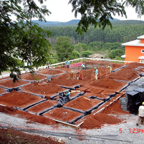 Casa estilo colonial, Colônia de Luz no condomínio Jardim das Palmeiras em Bragança Paulista, São Paulo. Projeto executado por Manhattan Gerenciamento de Obras.