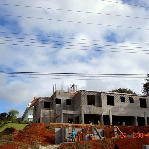 Casa estilo colonial, Colônia de Luz no condomínio Jardim das Palmeiras em Bragança Paulista, São Paulo. Projeto executado por Manhattan Gerenciamento de Obras.